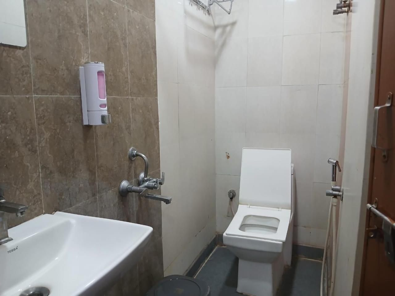 Blossoms Room Holiday Inn- Lakdikapul Hajdarabad Zewnętrze zdjęcie